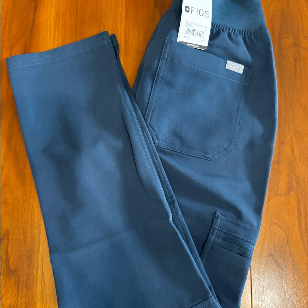 FIGS 🫀 Women’s dark blue scrub joggers